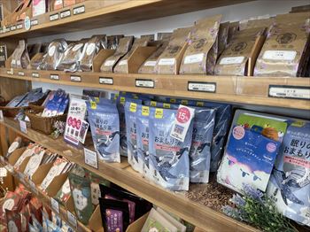 横浜元町にあるお茶専門店「椿宗善」の店内