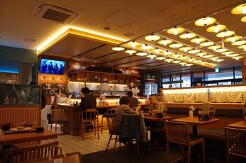 川崎にある居酒屋「川崎市民食堂魚金-西」の店内