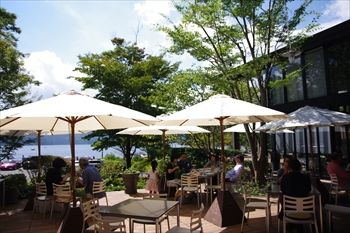 箱根の芦ノ湖湖畔にあるイタリアン「ラ・テラッツァ」のテラス