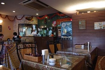 北山田にあるインドカレーのお店「ラディカ」の店内