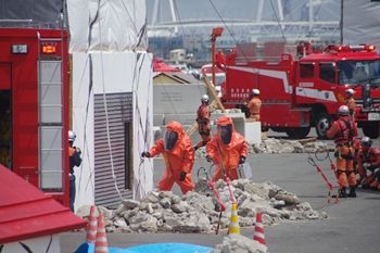 横浜みなとみらいの九都県市合同防災訓練の風景