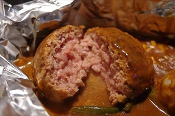 横浜日吉にあるハンバーグのお店「やながわ精肉店」のハンバーグ