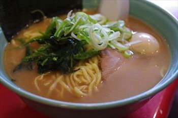横浜東神奈川にあるラーメン店「おーくら家」のラーメン
