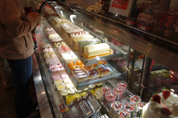 横浜鶴見のケーキショップ「パティスリー・ラプラス」の店内