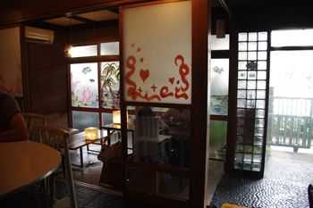 西横浜にあるカフェ「夏至茶屋」の店内