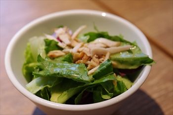 横浜西口エリアにあるカフェ「カッフェ ビーンデイジー」のサラダ