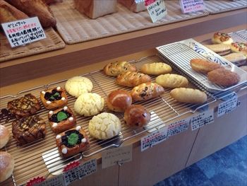 横浜大倉山にあるパン屋「ベッカライ オーデンセ」の店内