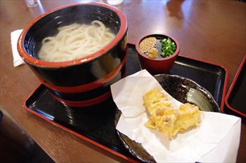 横浜センター北・南駅にあるうどん屋「こんぴら」のランチ