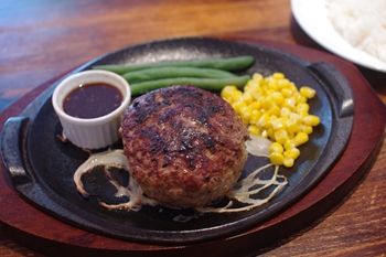 横浜駒岡にあるハンバーグのお店「斉藤精肉店」のハンバーグ