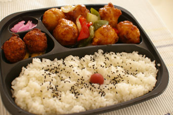 キュービックプラザ新横浜「鳥芳」の野菜とチキンの黒酢弁当