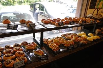 横浜長津田にあるパン屋「ブーランジェリー ニコ」の店内