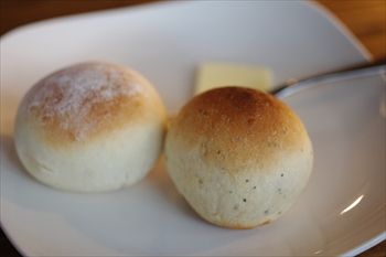 横浜浅間町にあるカフェ「夏至茶屋」のパン