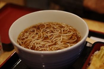 新横浜にあるそば屋「小諸そば」のかけそば