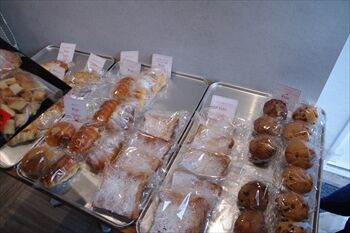 横浜白楽にあるパン屋「ラトリエパンドットコム」の店内