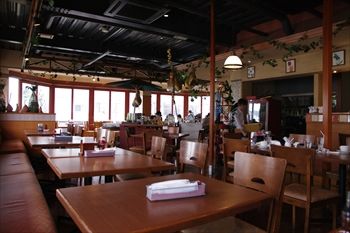 横浜センター北にあるイタリアンのお店「Vino Vino」の店内