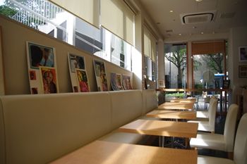 横浜山下公園近くにあるカフェ「エリオット・アベニュー」の店内