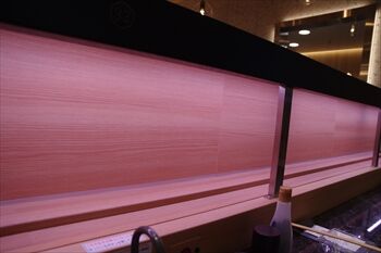 横浜ベイクオーターにある回転寿司店「濱一貫」の店内