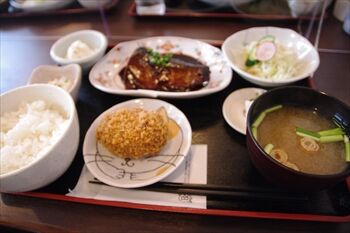 横浜菊名にある定食屋「猫丸食堂」の定食