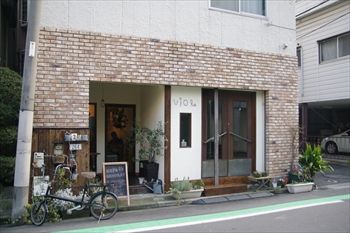 横浜黄金町にあるカフェ「カフェ ショコラ」の外観