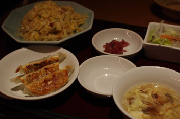 横浜モアーズの餃子専門店「餃子屋台」の餃子セット
