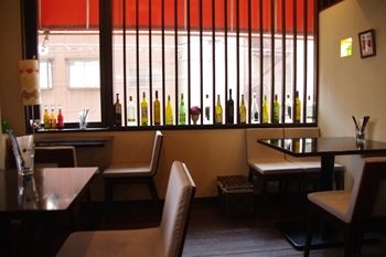 横浜元町中華街にある「ビストロイージーリビング 」の店内