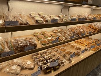 横浜にあるペストリーショップ「ドーレ」の店内