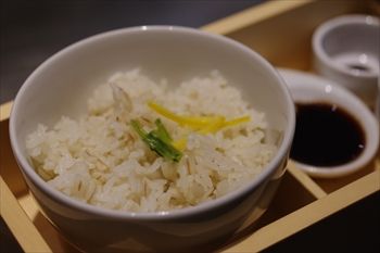 川崎武蔵小杉にあるお好み焼き屋「ぎゅんた」の麦ご飯