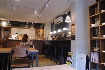横浜東白楽にあるベーカリーカフェ「ベースプラスワン」の店内