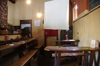 横浜本牧にあるダイニングバー「ジャンデハックル」の店内