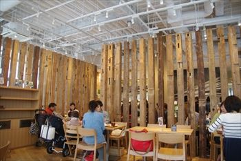 横浜ベイクオーターにあるカフェ「Cafe&Meal MUJI」の店内