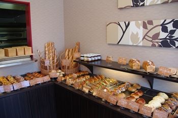横浜東神奈川にあるパン屋さん「Pain de U(パンドウ)」の店内