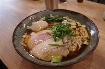 横浜和田町にあるラーメン店「自家製麺250」のラーメン