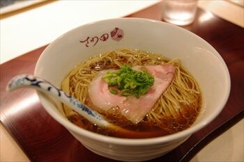 横浜にあるラーメン店「鴨そばさわ田」のラーメン