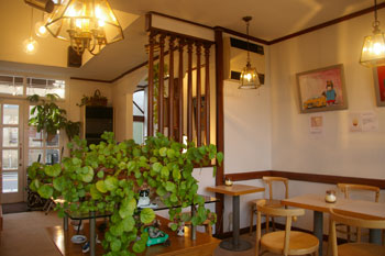 横浜山手の喫茶店「エレーナ」の店内