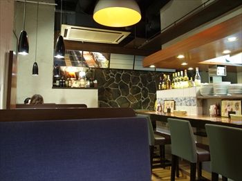 新横浜にあるイタリアン「チンチンバー イタリアーノ」の店内