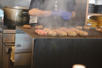 横浜桜木町にあるハンバーグ店「美食酒場ニクノカタマリ」の店内