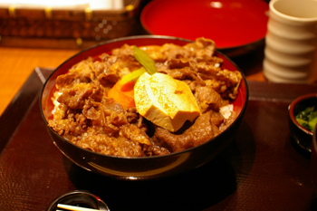 横浜ららぽーとの大丸にあるイートイン「柿安」の牛丼2