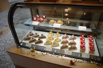 横浜元町にある洋菓子店「Maison Hestiā」の店内