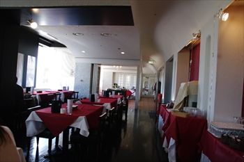横浜市金沢区にあるレストラン「リューバンカフェ」の店内