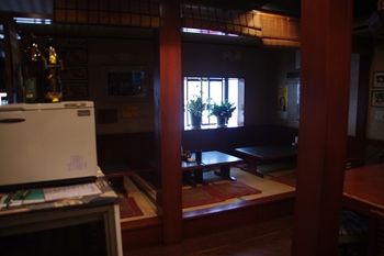 横浜東神奈川にあるとんかつ屋「せんのき」の店内