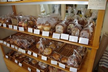 渋谷にあるおいしいパン屋さん「FLUffY」の店内