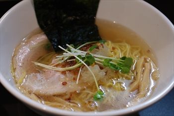 横浜関内にあるラーメン店「麺や 勝治」のラーメン