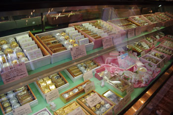 横浜日本大通りにある洋菓子店「かをり」の店内