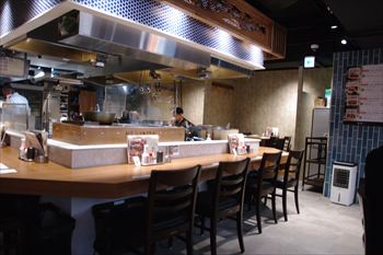 横浜にある居酒屋「村木屋」の店内