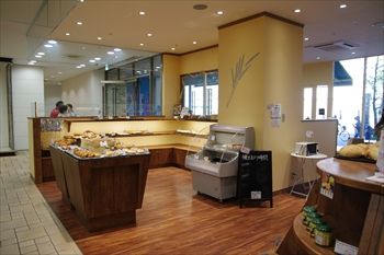 横浜センター南にあるパン屋「ラ・セゾン・デ・パン」の店内