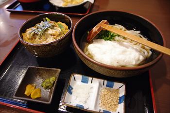 横浜センター北・南駅にあるうどん屋「こんぴら」のランチ