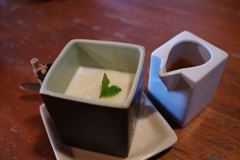 西横浜にあるカフェ「夏至茶屋」のブランマンジェ