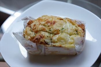横浜日本大通りにあるカフェ「レ ザンジュ ベイ」のパン