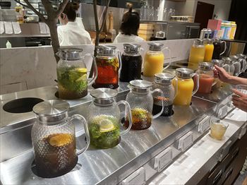 横浜センター北にある「イタリアン リゾート ペルティカ」の店内