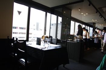 横浜にある「バイキングレストラン オーク」の店内